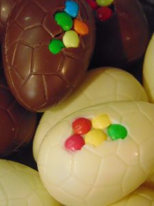 Paaseieren met smarties in witte en melkchocolade