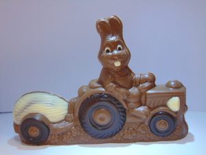 haas met tractor in melkchocolade