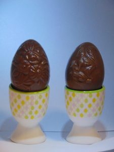 Twee eierdopjes Yoko met chocoladen ei