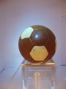 Voetbal 18 cm in witte chocolade