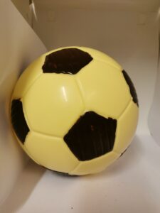 Voetbal 18 cm in witte chocolade